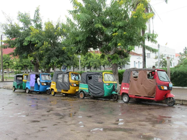 Fila Coloridos Hermosos Tuctucs Inhambane Mozambique Son Vehículo Transporte Muy — Foto de Stock