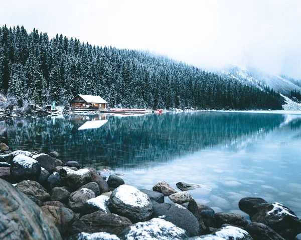 Una Vista Del Lago Moraine Invierno Con Una Casa Pinos — Foto de Stock