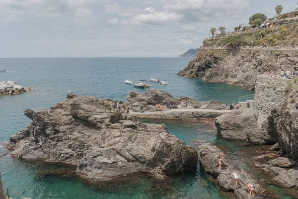 Festői Kilátás Cinque Terre Tengerparton Emberek Sziklás Tengerparton — Stock Fotó