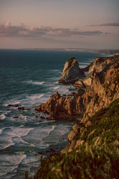 Una Hermosa Toma Amanecer Sobre Montaña Rocosa Mar — Foto de Stock