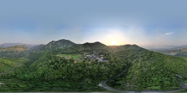 Letecký Pohled Krajinu Horami Stromy Při Západu Slunce — Stock fotografie