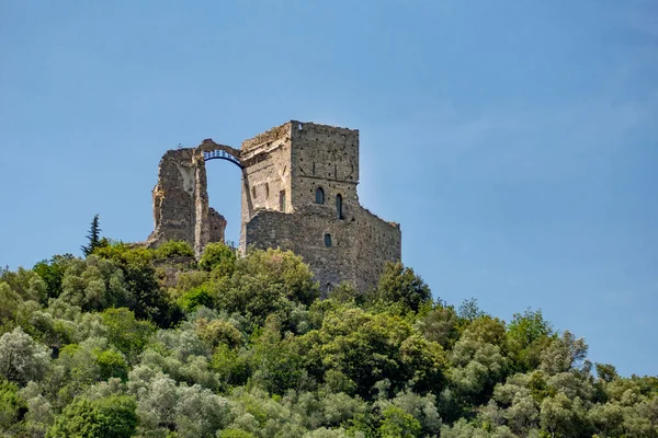 Eine Zerstörte Festung Auf Einem Hügel Grünen — Stockfoto