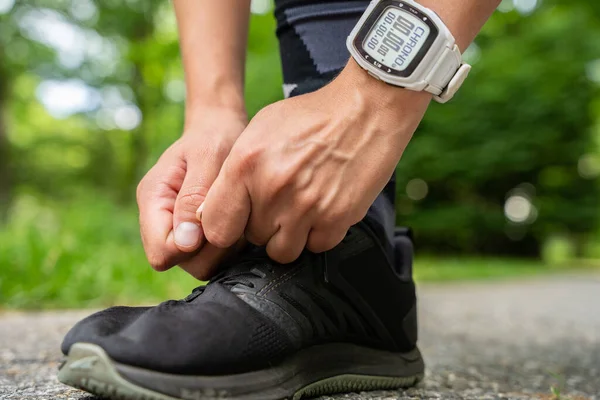 Giovane Uomo Con Orologio Portata Mano Che Lega Scarpe Corsa — Foto Stock