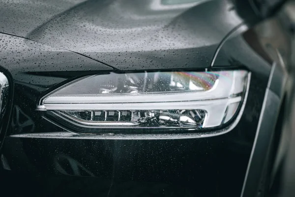 Primo Piano Del Faro Una Macchina Lusso Nera — Foto Stock