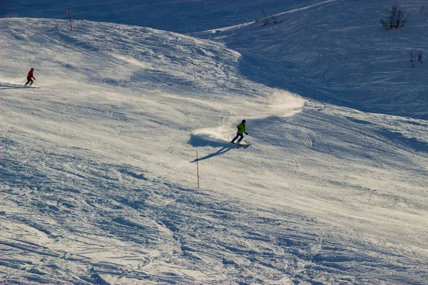 Eine Person Beim Skifahren Auf Einem Verschneiten Hügel Einem Erholungsgebiet — Stockfoto