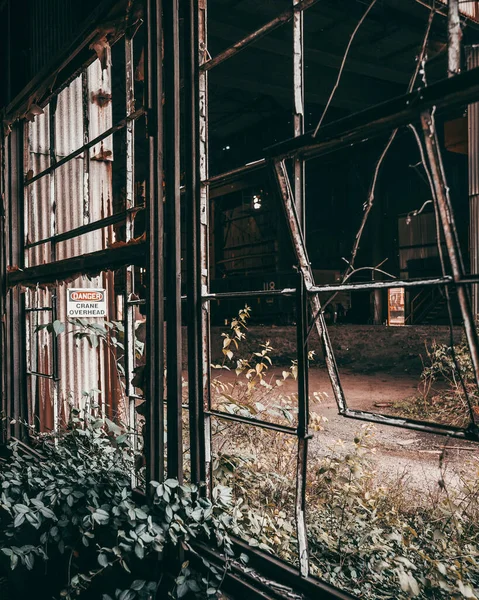 Tiro Vertical Através Das Janelas Partidas Edifício Abandonado Destruído Por — Fotografia de Stock