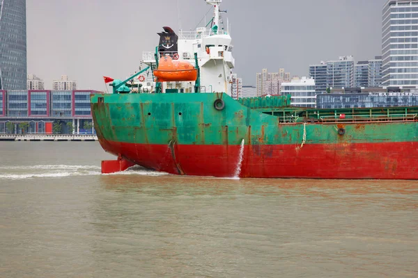 Rusty Old Green Red Boat Sailing Filthy Waters Surrounded Tall — Stock Photo, Image