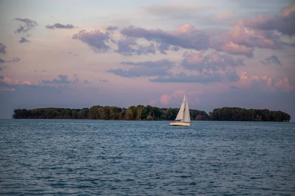 Eine Schöne Aufnahme Des Blauen Wassers Und Des Weißen Segelbootes — Stockfoto