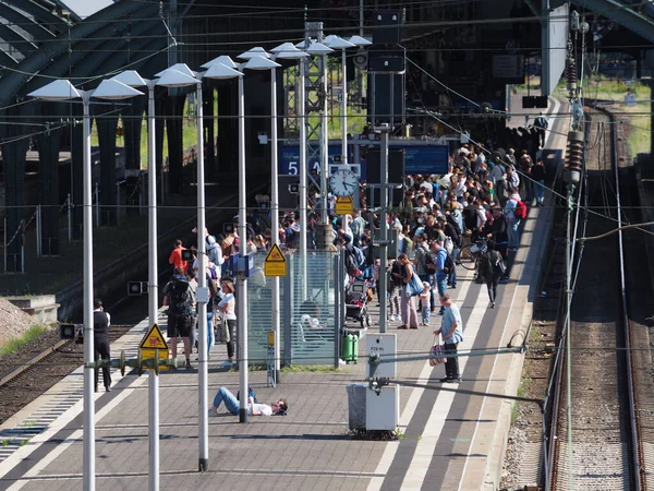 Uma Vista Muitas Pessoas Esperando Trem Para Frankfurt Estação Darmstadt — Fotografia de Stock