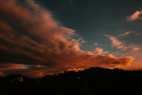 Ciel Nuageux Spectaculaire Coucher Soleil Sur Les Arbres Silhouettés — Photo