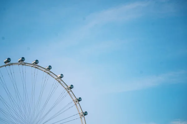 Uma Bela Vista Famoso Singapore Flyer Contra Fundo Céu Azul — Fotografia de Stock