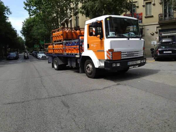 街中にブタンボトルを運ぶトラック 日産M110 150 — ストック写真