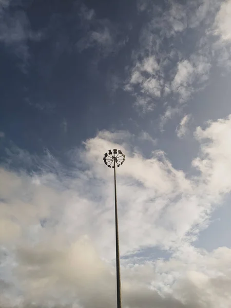 Calço Vertical Baixo Ângulo Mastro Alto Pólo Iluminação Sob Céu — Fotografia de Stock