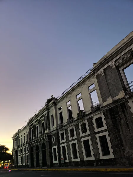 Plano Vertical Viejo Edificio Abandonado Bajo Cielo Atardecer —  Fotos de Stock