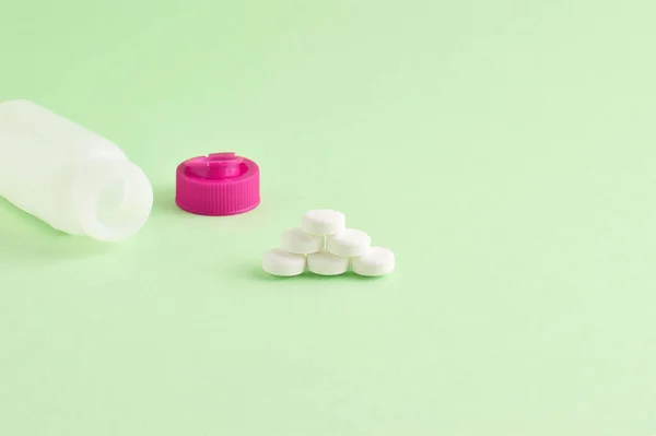 Een Close Van Medicijnen Witte Pillen Kleine Fles Lichtgroene Achtergrond — Stockfoto