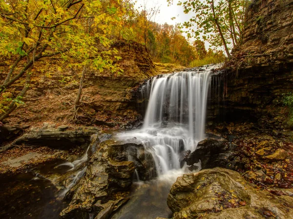 Jesienne Kolory Otaczają Piękny Wodospad Tanyard Creek Bella Vista Arkansas — Zdjęcie stockowe