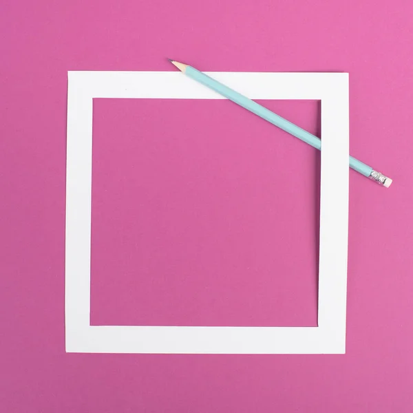 ピンクの紙の背景に鉛筆 テキストのためのコピースペースを持つ白いフレーム ミニマリズム 創造的かつビジネスコンセプト パステルカラー — ストック写真