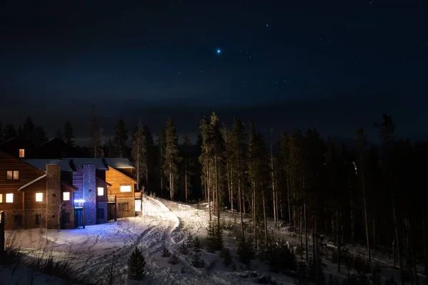 Ένα Όμορφο Νυχτερινό Τοπίο Από Ενοικιάσεις Καμπινών Μια Χιονισμένη Πλαγιά — Φωτογραφία Αρχείου
