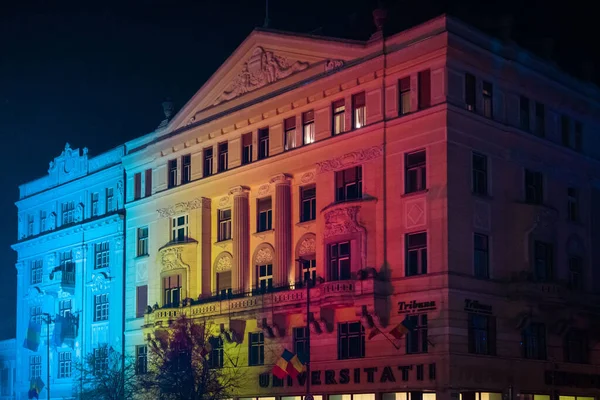 Den Centrala Fyrkantiga Byggnaden Cluj Napoca Upplyst Med Rumänska Fanor — Stockfoto