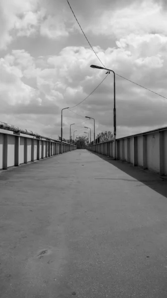 Uma Vertical Caminho Vazio Com Corrimãos Sob Céu Nublado Tiro — Fotografia de Stock