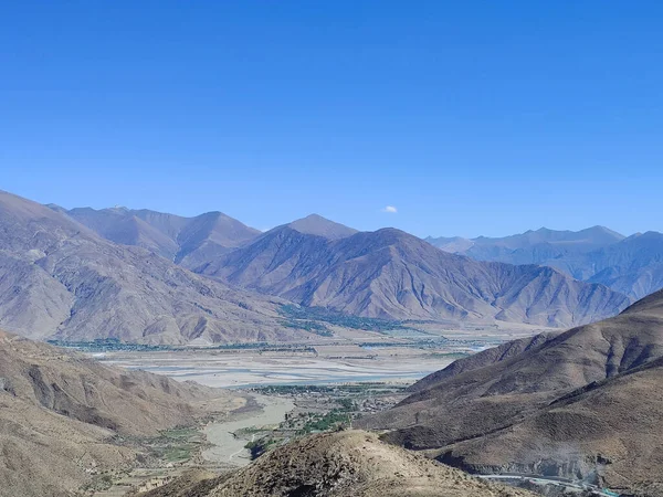 Een Schilderachtig Uitzicht Een Waaier Van Rotsachtige Bergen Blauwe Lucht — Stockfoto