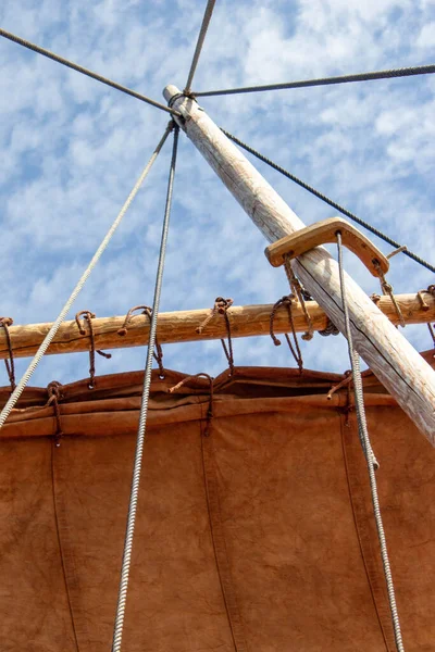 Tiro Vertical Baixo Ângulo Mastro Navio Com Uma Vela Marrom — Fotografia de Stock