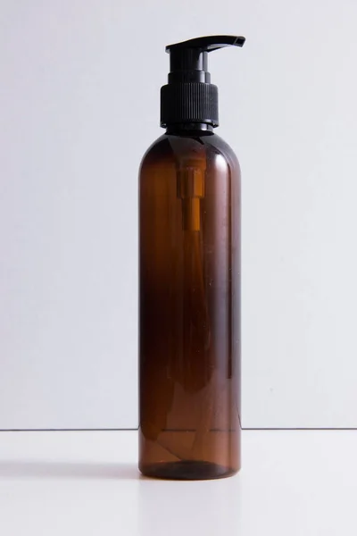 Una Bottiglia Trasparente Marrone Shampoo Isolato Sfondo Bianco — Foto Stock