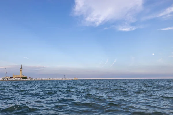 Een Prachtige Opname Van Een Blauwe Oceaan Onder Een Bewolkte — Stockfoto