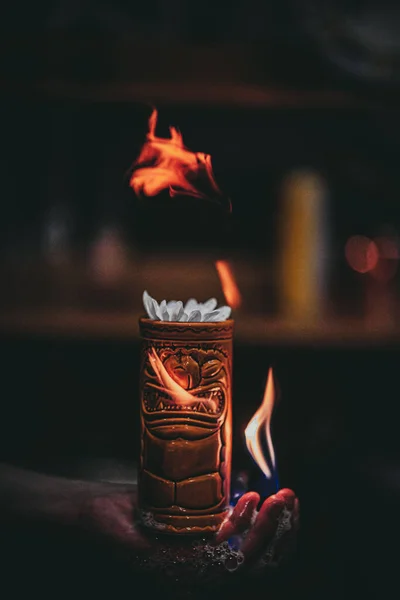 Vertikal Bild Brinnande Cocktail Tiki Kopp Bratender Hand — Stockfoto