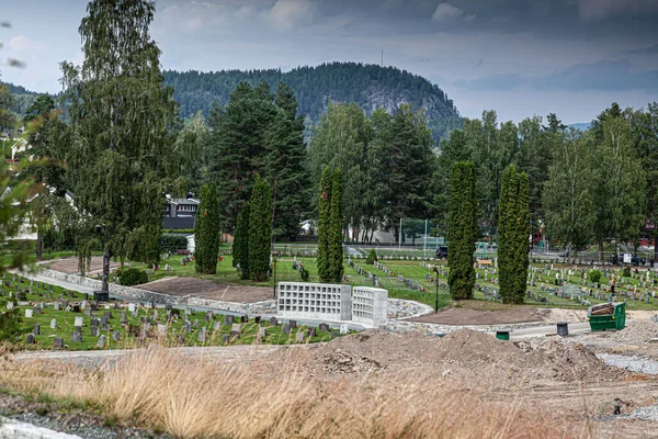 Grande Cimitero Circondato Piante Lussureggianti Alberi Con Boschi Montagna Sullo — Foto Stock