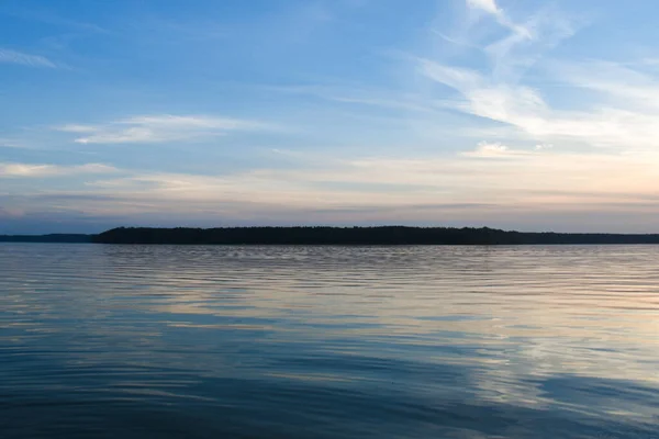 Красивый Вид Озеро Холмами Заднем Плане Голубым Небом — стоковое фото