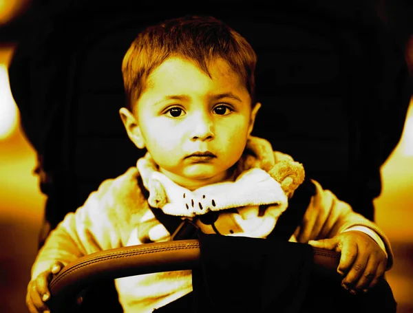 Porträt Eines Schönen Kaukasischen Jungen Der Seinem Babystuhl Auf Schwarzem — Stockfoto