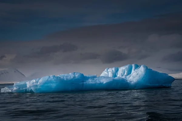 2022 Grande Pezzo Ghiaccio Blu Colorato Che Galleggia Nell Oceano — Foto Stock