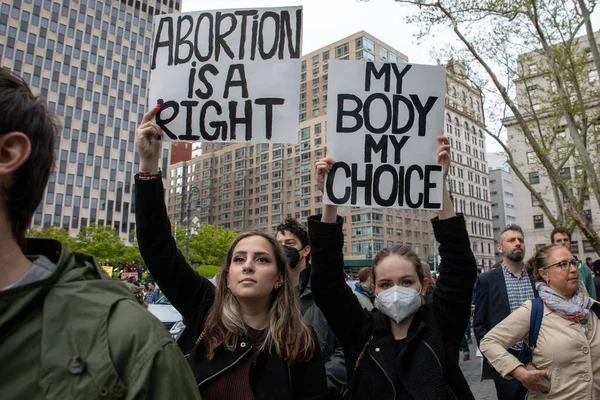 Две Молодые Женщины Держат Картонный Знак Словами Аборт Право Мое — стоковое фото