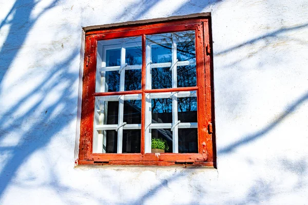 Nahaufnahme Eines Rot Bemalten Fensters Der Wand Bei Tag — Stockfoto