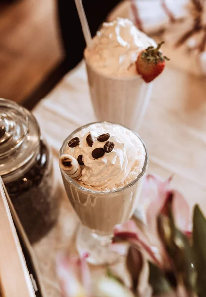 Teh Masasında Milkshake Dikey Yakın Çekimi — Stok fotoğraf