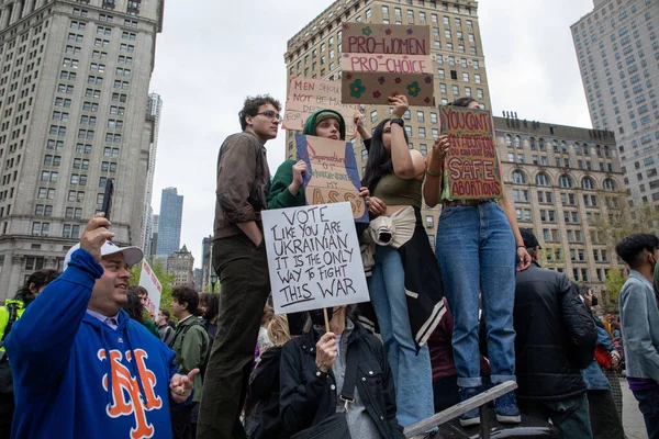 Kerumunan Orang Memegang Papan Kartu Bertanda Foley Square New York — Stok Foto