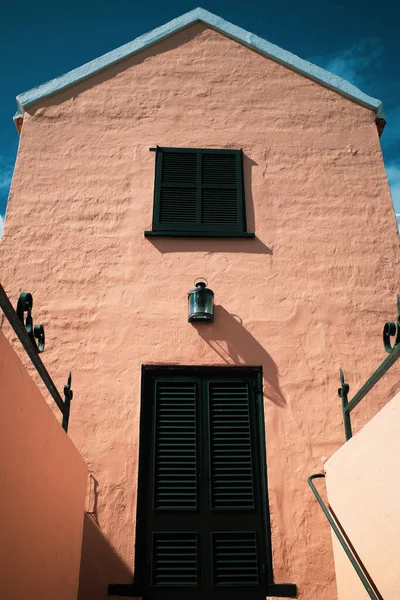 Eine Vertikale Aufnahme Von Der Außenseite Eines Hauses Sonnenlicht — Stockfoto