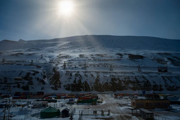 Longyearbyen Área Industrial Svalbard Árctico Com Raios Sol Uma Montanha — Fotografia de Stock