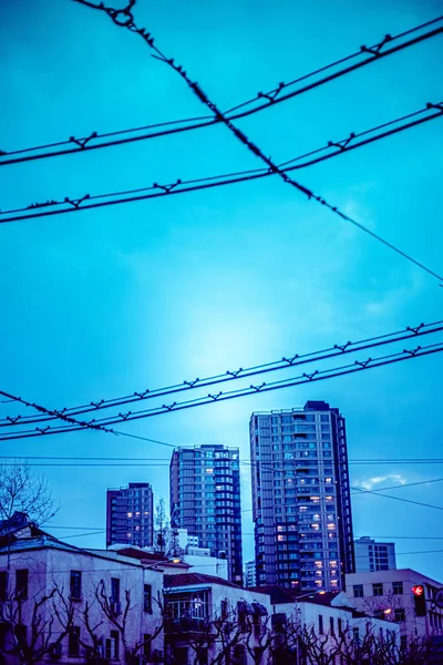 Vertikální Snímek Města Šanghaj Obklopen Budovami Pod Modrou Jasnou Oblohou — Stock fotografie