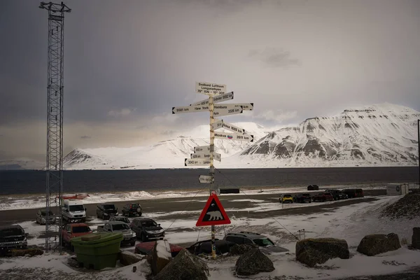 Longyearbyen Svalbard Norsko 2022 Směrové Značky Umístěné Mimo Nejsevernější Letiště — Stock fotografie