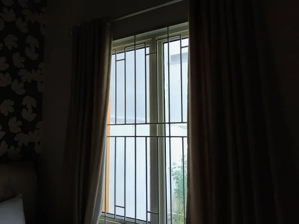 Schöne Aufnahme Eines Fensters Einem Dunklen Raum — Stockfoto