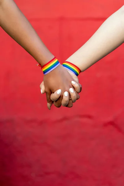 Casal Lésbico Mãos Dadas Com Gay Orgulho Pulseira — Fotografia de Stock