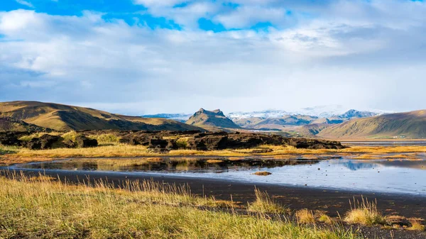 Kaunis Näkymä Lampi Vuoret Taustalla Alla Pilvinen Taivas Islannissa — kuvapankkivalokuva