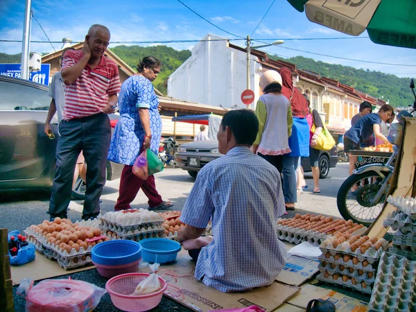 マレーシアのエア イータムを歩いている間に市場で新鮮な卵を売っている農家 — ストック写真