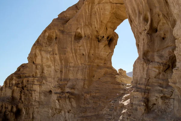 以色列内盖夫沙漠Timna公园岩石的一个开口 — 图库照片
