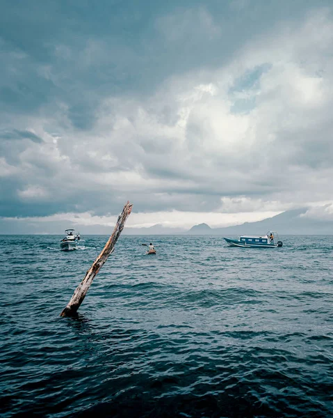 Disparo Vertical Trozo Madera Barcos Fondo Lago Atitlán Bajo Cielo — Foto de Stock