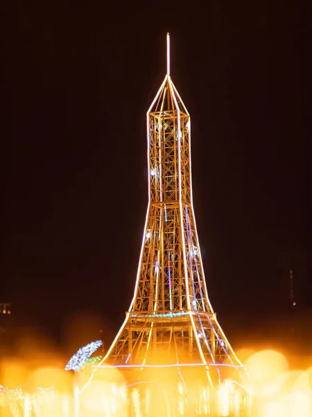 Eine Vertikale Aufnahme Eines Beleuchteten Turms Vor Dunklem Himmel — Stockfoto