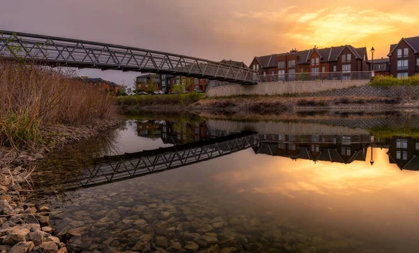 Pont Sur Rivière Avec Reflet Petite Ville Sur Coucher Soleil — Photo