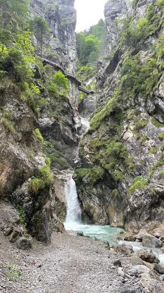 Een Verticaal Schot Van Waterval Omringd Door Rotsen — Stockfoto